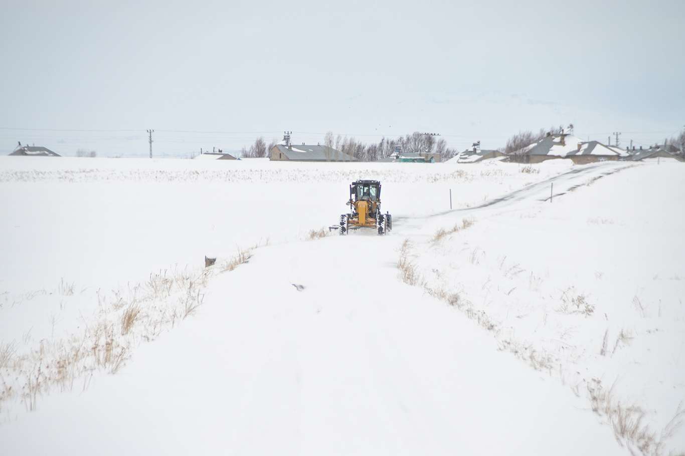 Kar ve tipinin etkili olduğu Doğu Anadolu'da bin 551 köy ve mahalle yolu ulaşıma kapandı